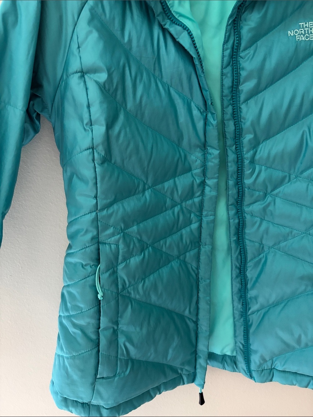 The North Face Women's Teal 550 Puffer Jacket - Picture 7 of 16